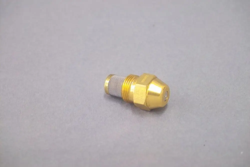 Brötje Düse in goldener Ausführung mit einem konischen Ende und einem feinen Gitter, zur Verwendung in Heizsystemen.