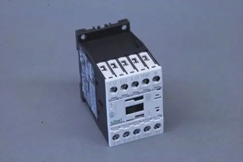 Brötje Schütz, ein elektrisches Steuergerät mit mehreren Anschlussklemmen, montiert auf einer Trägerschiene, auf grauem Hintergrund.