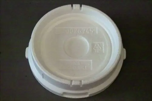 Weißer Deckel aus Styropor mit aufgedrucktem Recycling-Symbol und der Marke Brötje. Sichtbare Linien und Struktur des Materials sind deutlich erkennbar.