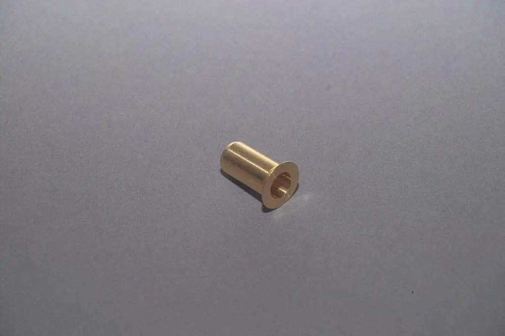 Goldfarbener Zylinder mit einer offenen, flachen Oberseite. Das Objekt könnte Teil eines Brötje Heizsystems oder einer ähnlichen Anwendung sein.