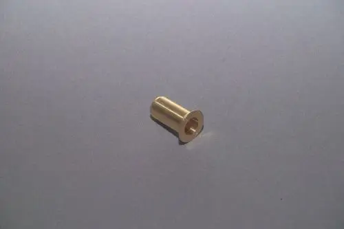 Goldfarbener Zylinder mit einer offenen, flachen Oberseite. Das Objekt könnte Teil eines Brötje Heizsystems oder einer ähnlichen Anwendung sein.