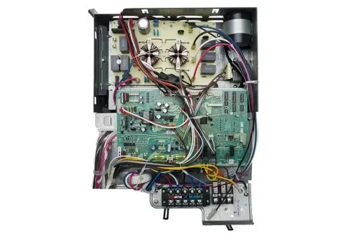 Brötje Schaltfeld mit mehreren Leiterplatten, elektrischen Verbindungen und Komponenten, geeignet für den Einsatz in Heizsystemen.