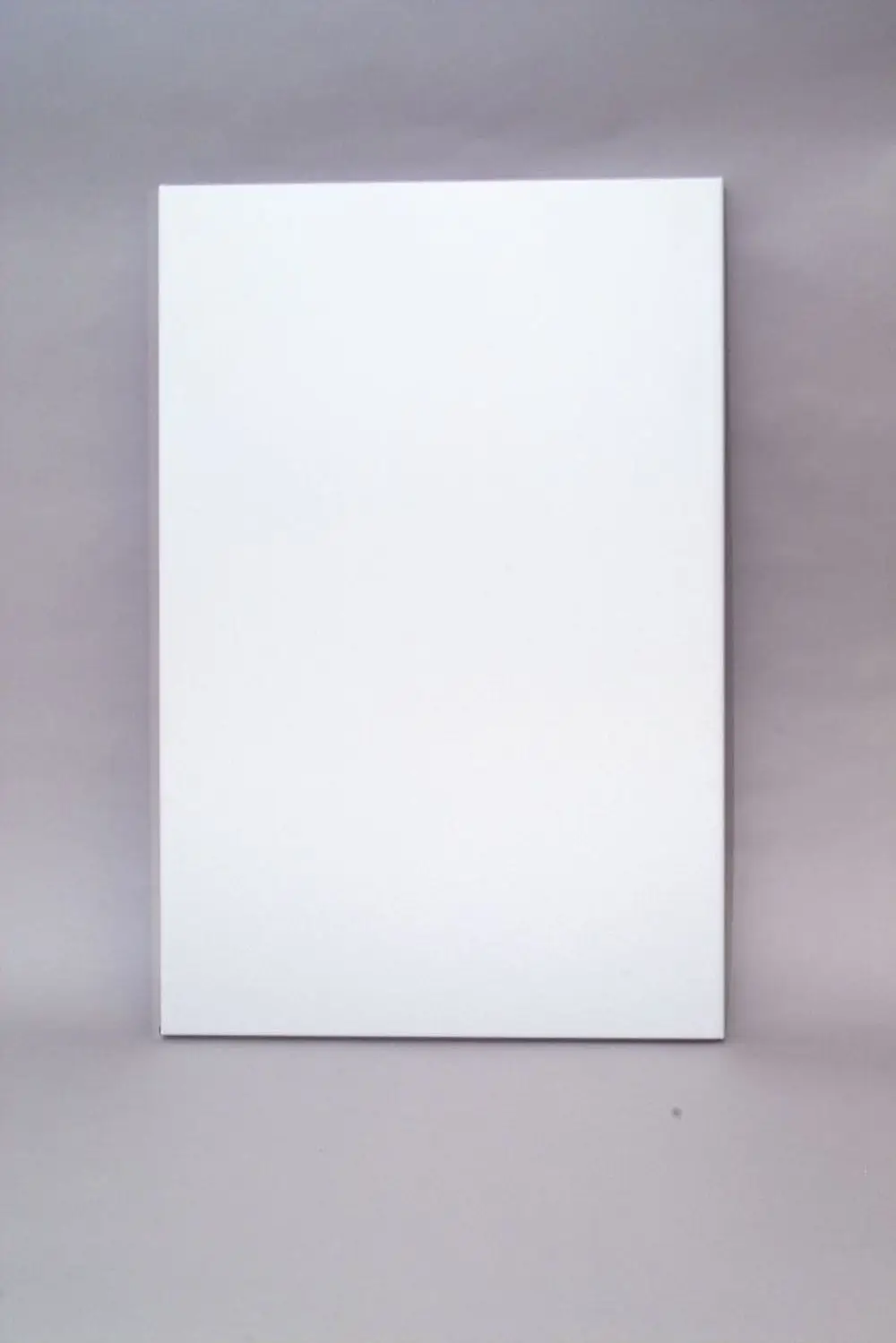 Weißes, rechteckiges Element mit glatter Oberfläche, das vermutlich Teil einer Brötje-Gerätevorrichtung ist, vor einem grauen Hintergrund.