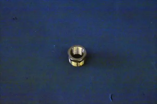 Brötje Reduziernippel aus Metall, mit Innen- und Außengewinde, auf einem blauen Hintergrund. Die Verbindungselemente sind zur Reduzierung von Rohrleitungen geeignet.
