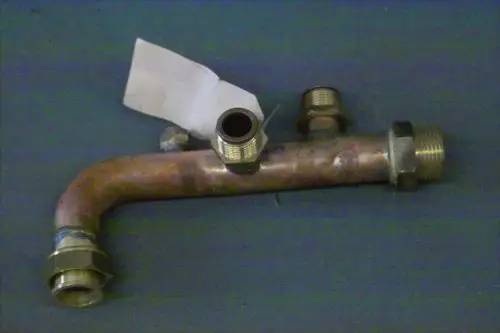 Rohrteil von Brötje mit mehreren Anschlussgewinden und einer gebogenen Form, vermutlich für Heizungsinstallation oder Wasserleitungssysteme.