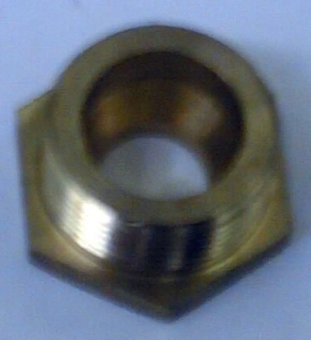 Brötje Düse in einem metallischen Farbton, zeigt ein Innengewinde und eine hexagonale Form. Die Oberflächenstruktur ist sichtbar.