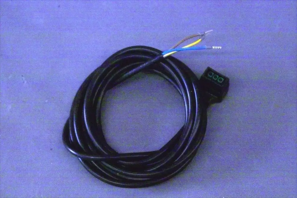 Schwarzes Kabel mit anstehenden Leitungselementen und einem Display. Typisch für eine Brötje Netzleitung, möglicherweise im Einsatz mit einer Wilo Pumpe.