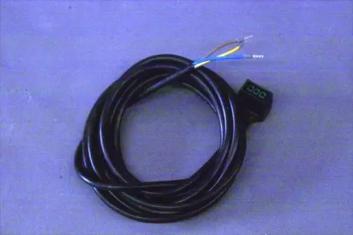 Schwarzes Kabel mit anstehenden Leitungselementen und einem Display. Typisch für eine Brötje Netzleitung, möglicherweise im Einsatz mit einer Wilo Pumpe.
