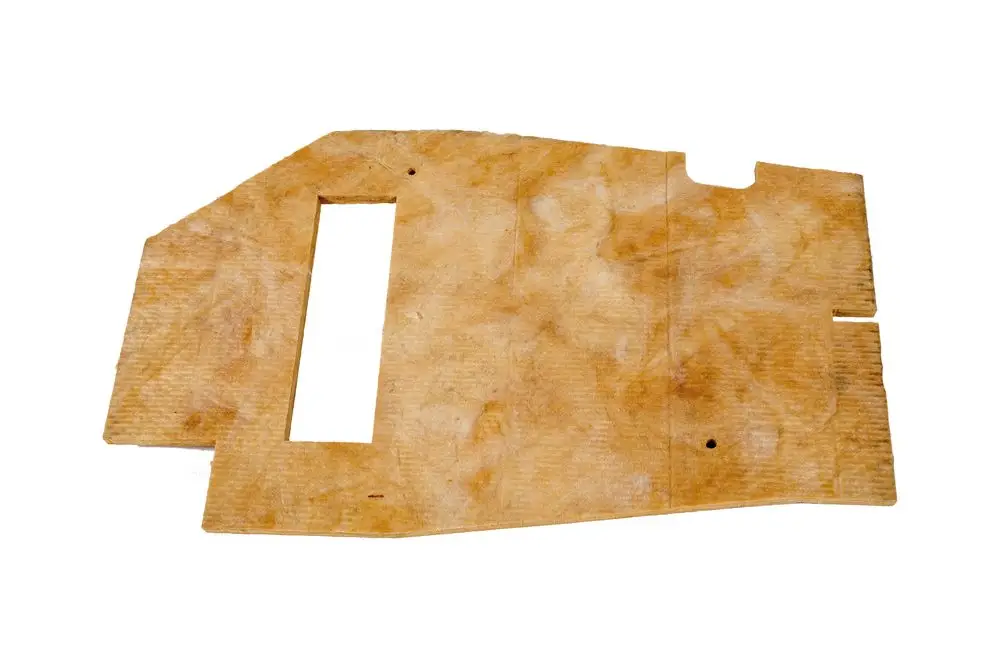 Brötje Isolierung, rechteckige Platte aus isolierendem Material mit einer großflächigen Aussparung und mehreren Löchern, geeignet für technische Anwendungen.