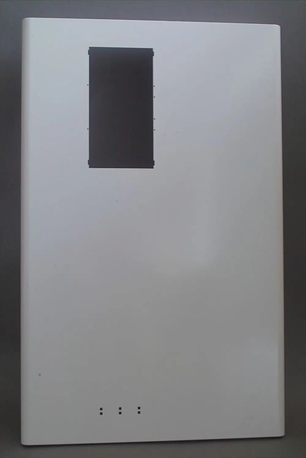 Weiße Seitenwand mit einer rechteckigen Aussparung, geeignet für Brötje-Produkte. Unten sind drei kleine Löcher sichtbar.