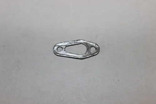 Metallische Dichtung mit durchgehend ovalem Loch und zwei Befestigungslöchern, möglicherweise für die Zündelektrode von Brötje-Geräten.