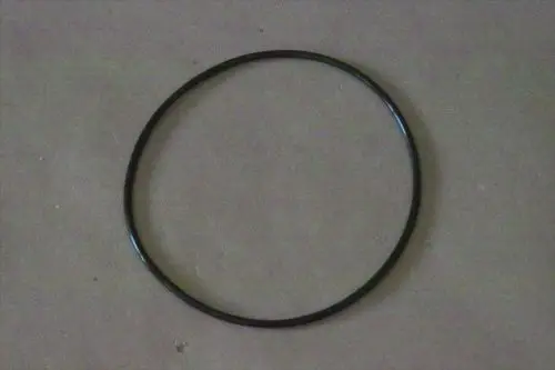 Schwarzer, runder O-Ring auf grauem Hintergrund, geeignet für verschiedene Anwendungen, möglicherweise zur Verwendung in Brötje-Produkten.