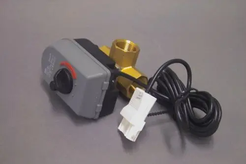Brötje Mischventil mit einem Drehregler und zwei Anschlüssen, Kabel verbunden, auf grauem Hintergrund platziert.