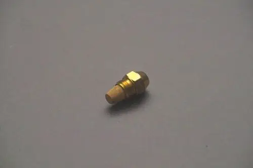 Brötje Düse aus Metall mit konischer Spitze und sechseckigem Gewinde. Sie ist klein und handlich, geeignet für Heizungsanlagen.