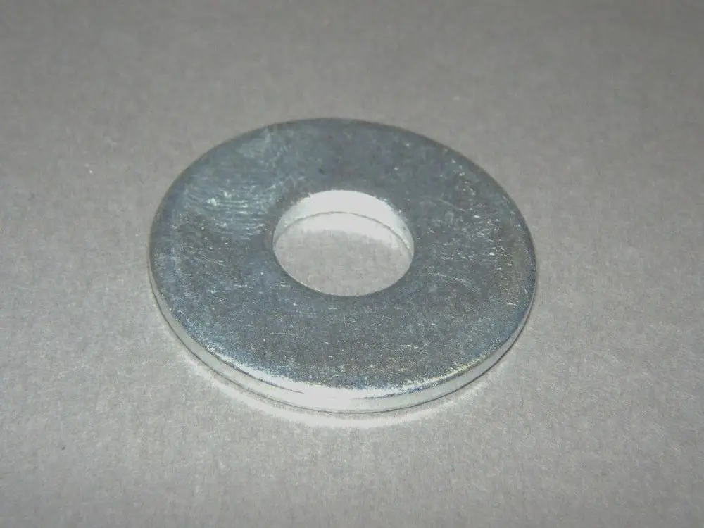 Einfache, runde metallene Scheibe mit zentralem Loch, sichtbar aus rostfreiem Stahl, in der Farbe Silber. Produkt von Brötje, geeignet für verschiedene mechanische Anwendungen.