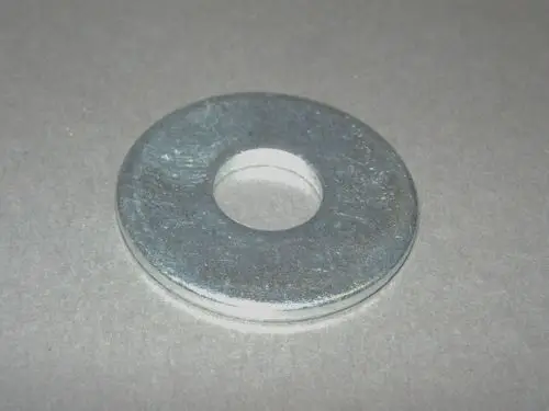 Einfache, runde metallene Scheibe mit zentralem Loch, sichtbar aus rostfreiem Stahl, in der Farbe Silber. Produkt von Brötje, geeignet für verschiedene mechanische Anwendungen.