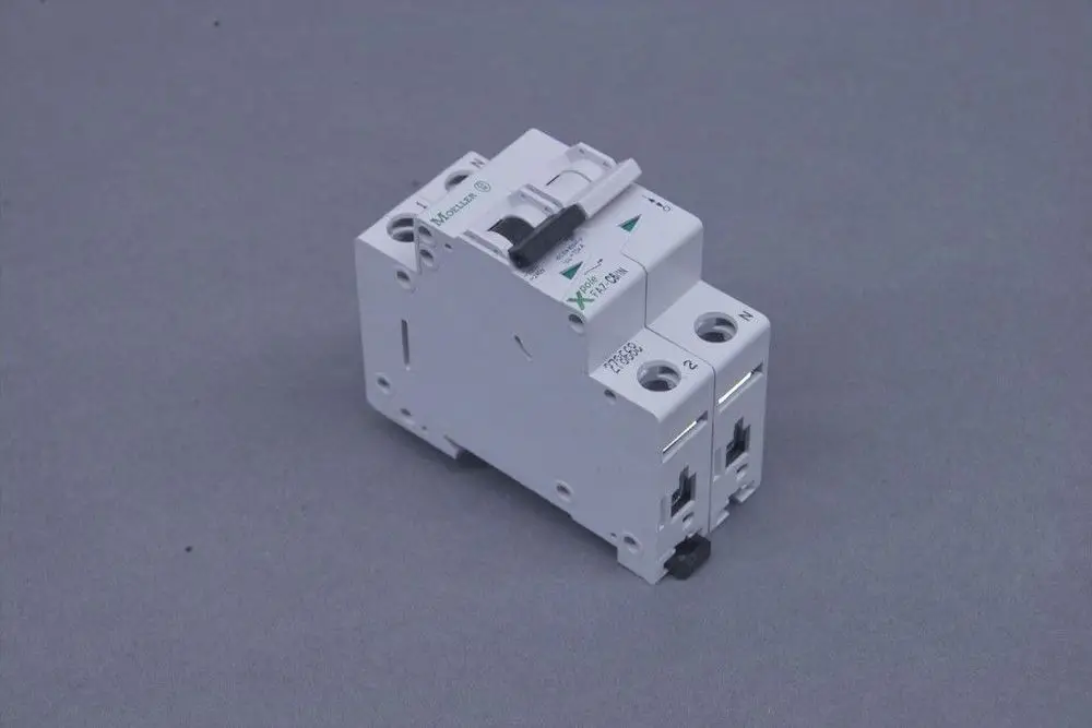 Weißer Schutzschalter von Brötje mit zwei Anschlüssen, der für die Absicherung elektrischer Leitungen verwendet wird. Sichtbare Schaltmechanik oben.