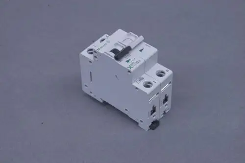 Weißer Schutzschalter von Brötje mit zwei Anschlüssen, der für die Absicherung elektrischer Leitungen verwendet wird. Sichtbare Schaltmechanik oben.