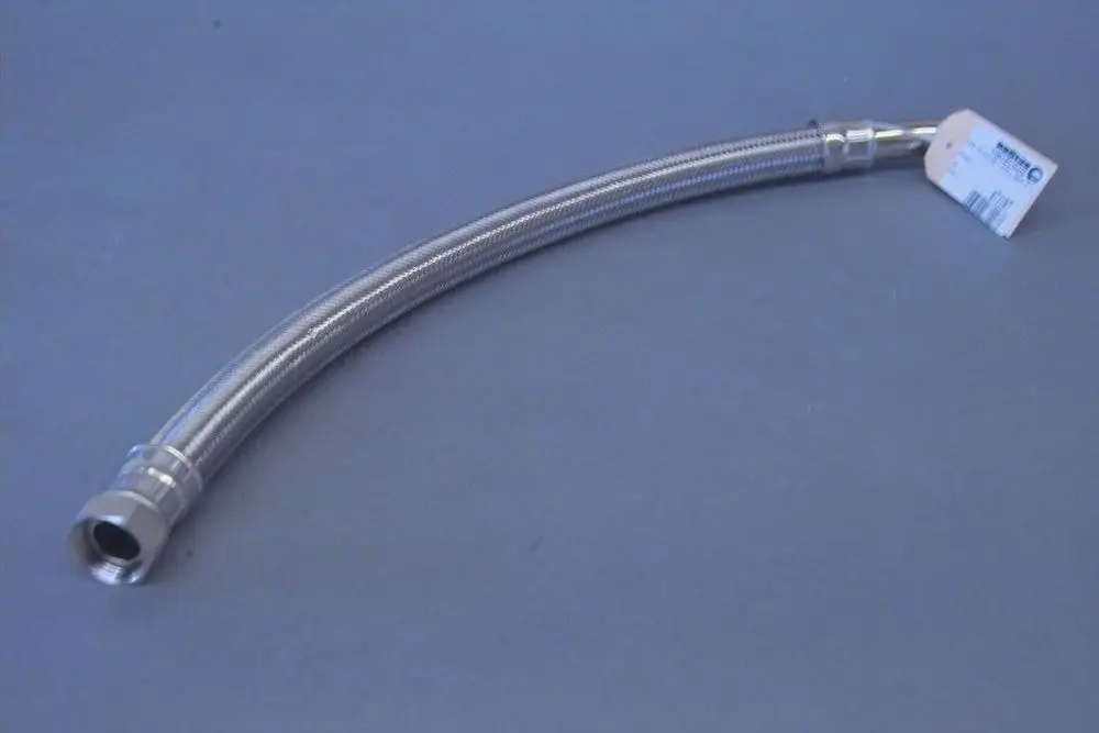 Edelstahl-Panzerschlauch mit einem gewundenen Design, versehen mit zwei Verschraubungen. Brötje-Produktion, geeignet für Heizungs- und Sanitärinstallationen.