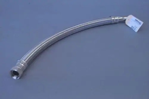 Edelstahl-Panzerschlauch mit einem gewundenen Design, versehen mit zwei Verschraubungen. Brötje-Produktion, geeignet für Heizungs- und Sanitärinstallationen.