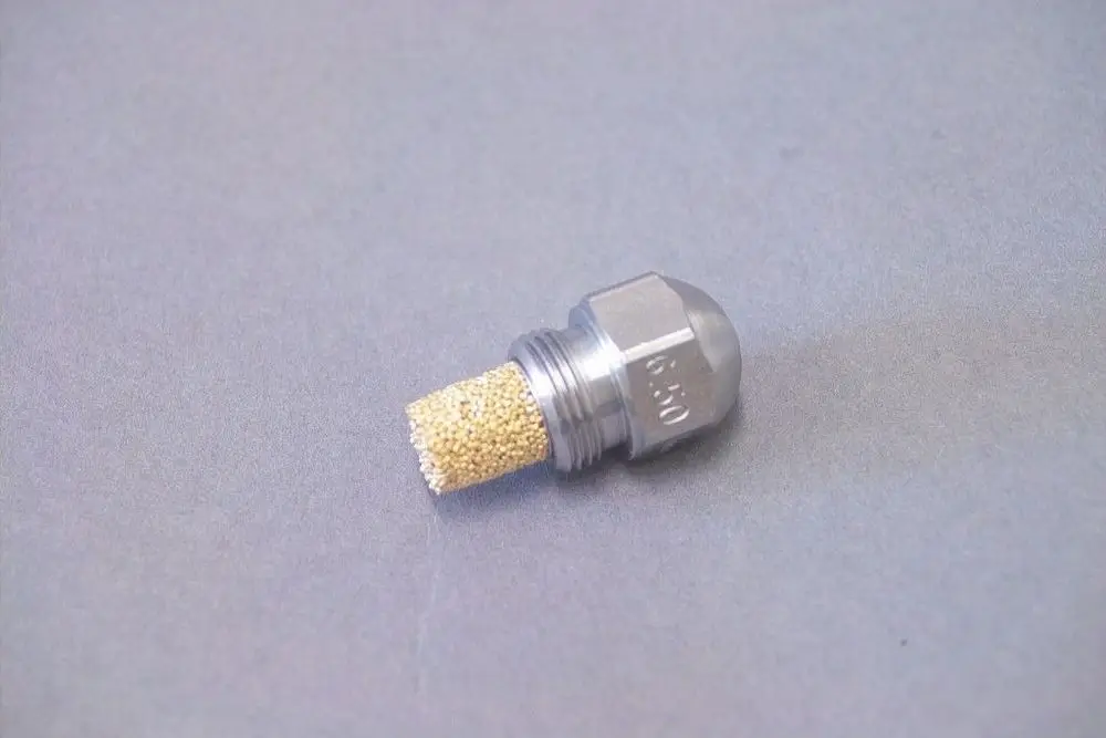 Brötje Düsenkomponente aus Metall mit poröser Spitze, die für die gezielte Zufuhr von Flüssigkeiten in Heizsystemen verwendet wird.