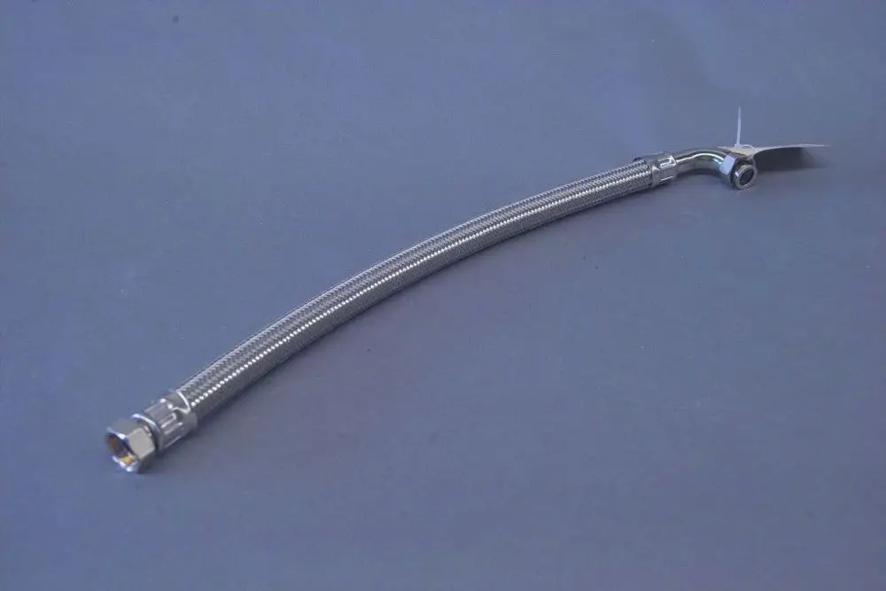 Flexibler Metall-Schlauch von Brötje mit gebogenen Enden, geeignet für die Verbindung in Heizungs- oder Sanitärinstallationen.
