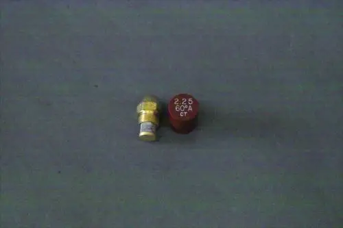 Brötje Düse in Rot und Silber, mit einer vorderen Aufschrift. Die Düse hat eine gängige Form und wird in Heizsystemen verwendet.