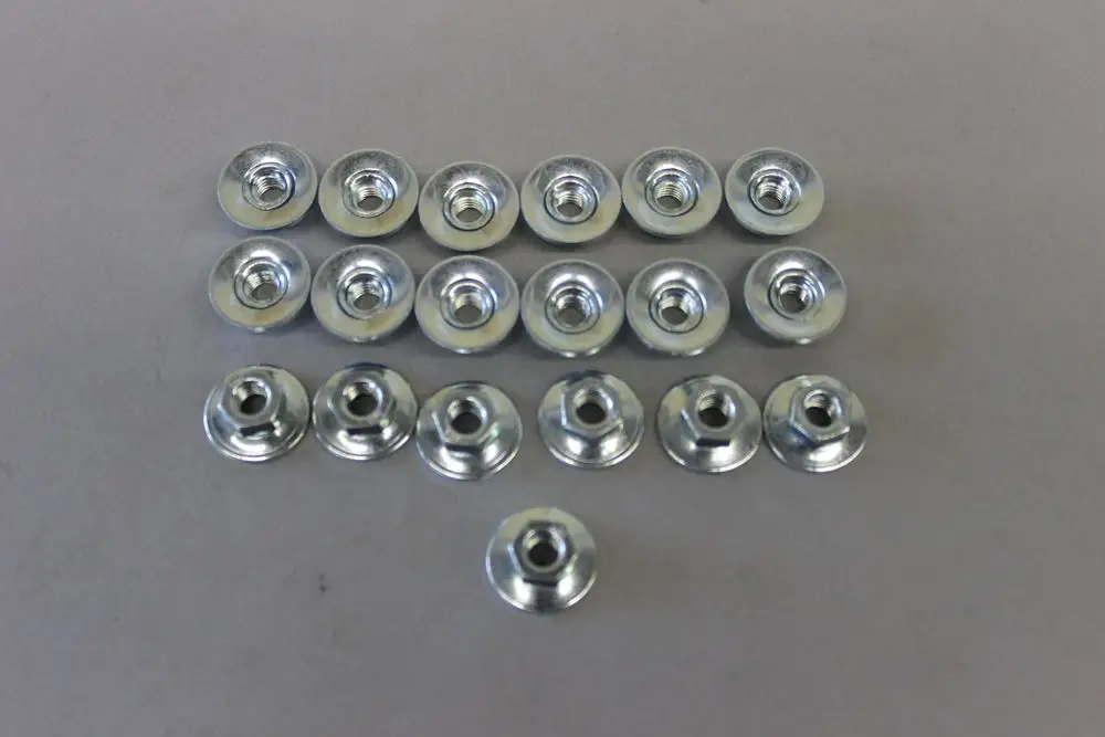 Menge von 16 metallischen Unterlegscheiben in silberner Farbe, verwendet für die Befestigung, möglicherweise für Brötje Produkte.