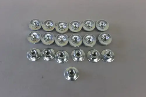 Menge von 16 metallischen Unterlegscheiben in silberner Farbe, verwendet für die Befestigung, möglicherweise für Brötje Produkte.