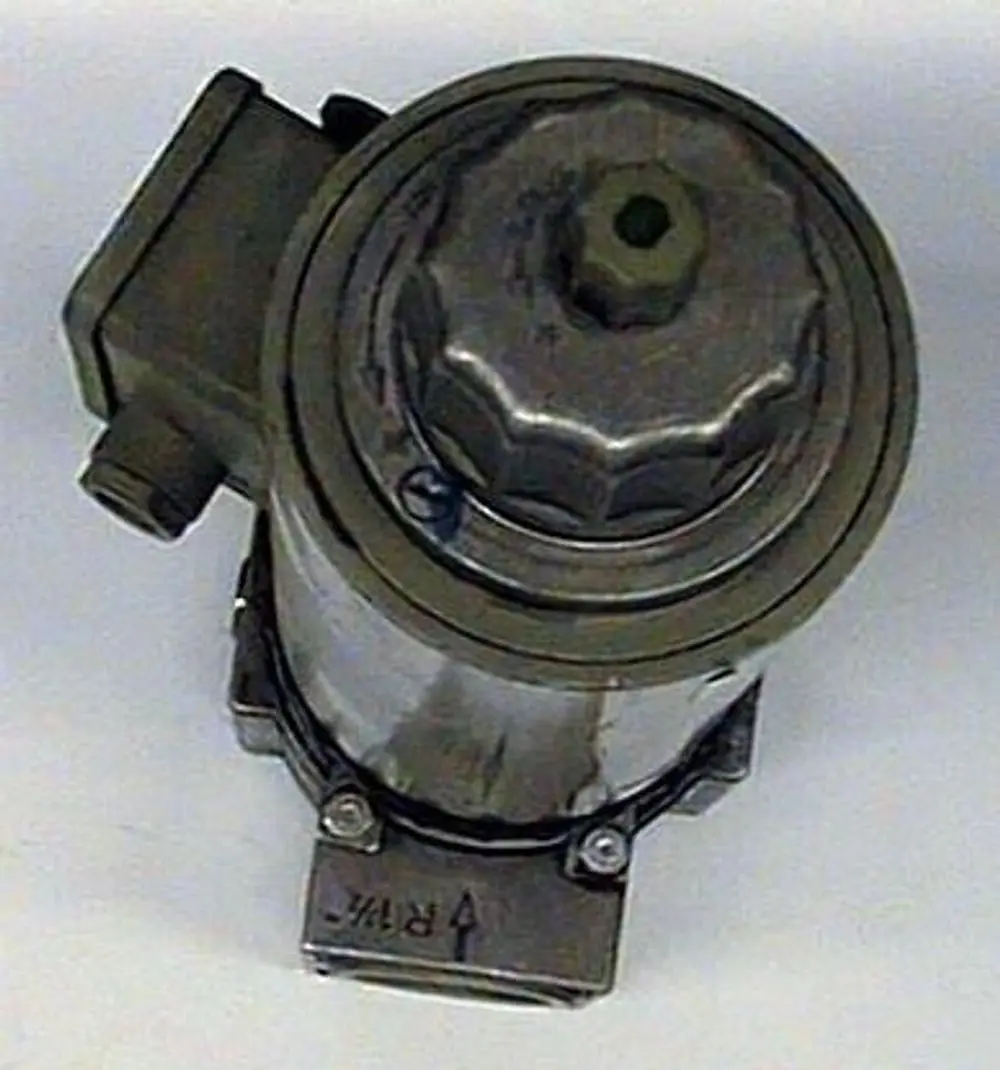 Magnetventil von Brötje, zylindrische Form mit einer Anschlussmutter und einer elektrischen Anschlussbuchse. Oberseite mit Ausbuchtung, seitlich ein Pfeil angebracht.