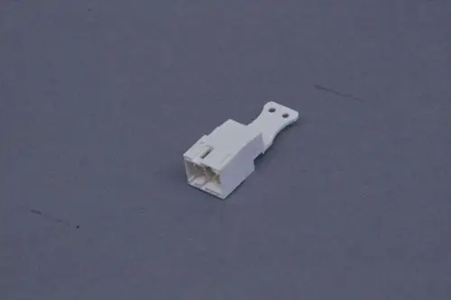 Weißer Stecker mit einer Halterung, hergestellt von Brötje. Das Produkt hat eine kompakte Form und mehrere Anschlüsse auf einer Seite.
