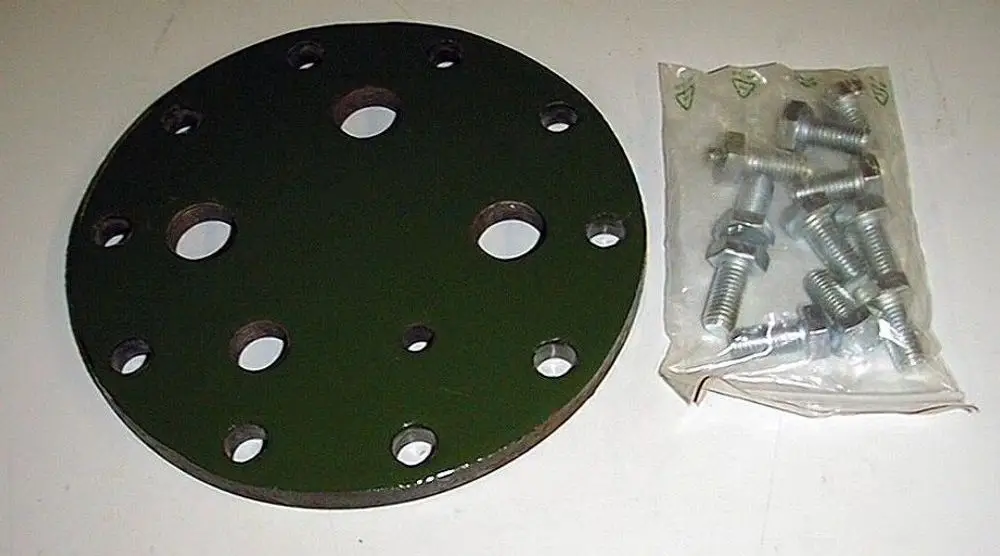 Grüner Handlochdeckel mit 10 Bohrungen und mehreren Schrauben in einer Verpackung. Produkt von Brötje, geeignet für spezifische Heizsystemanwendungen.