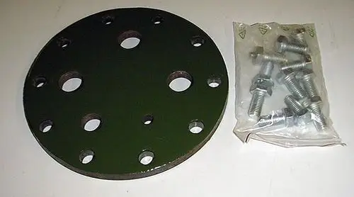 Grüner Handlochdeckel mit 10 Bohrungen und mehreren Schrauben in einer Verpackung. Produkt von Brötje, geeignet für spezifische Heizsystemanwendungen.