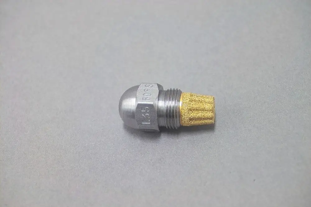 Brötje Düse aus Metall mit einer runden, konvexen Spitze und einem zylindrischen Gewinde, ausgestattet mit einer goldfarbigen Filterelement.