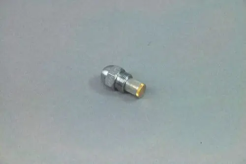 Brötje Düse aus Metall, mit zylindrischer Form und Gewinde, auf grauem Hintergrund.