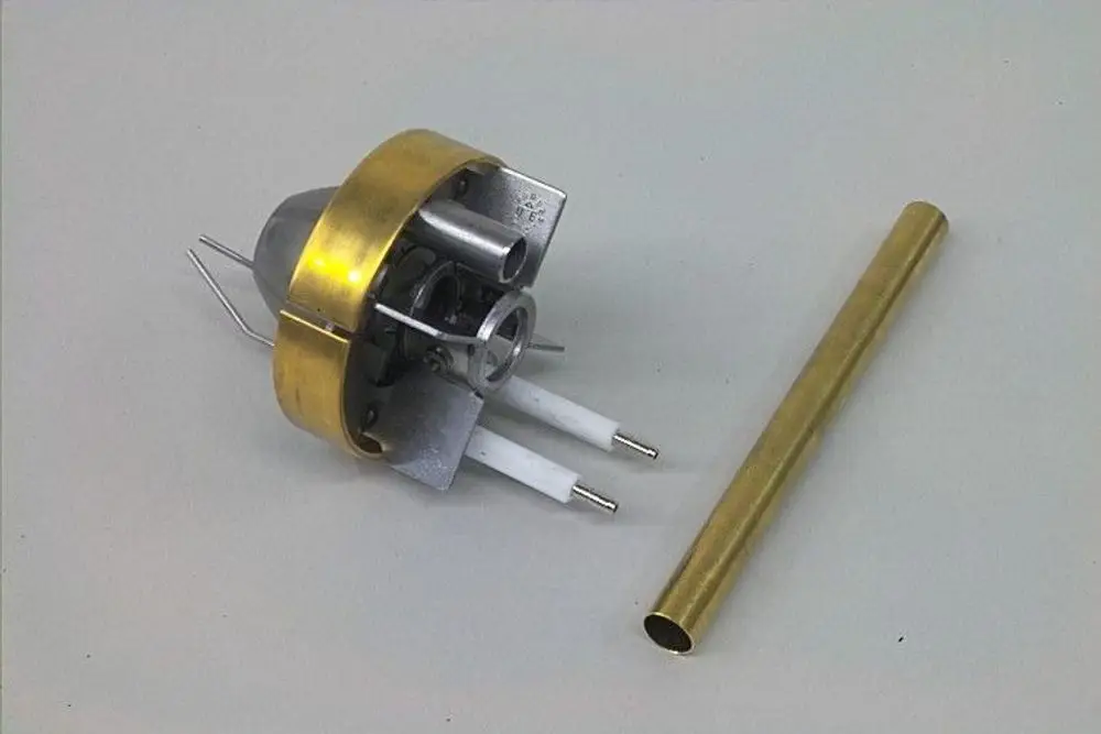 Brötje Mischeinheit mit metallischer Konstruktion, zwei Anschlüssen und einer Röhre. Anordnung von Bauteilen zur Mischfunktion in Heizsystemen.