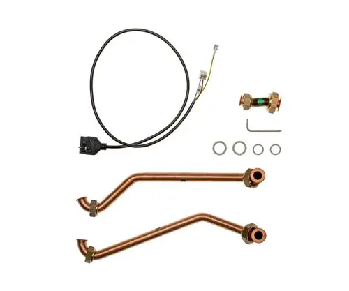 Brötje Adapter-Set bestehend aus zwei Kupferrohren, einem Kabel, einer Verbindung, Unterlegscheiben und einem Inbusschlüssel zur Montage.