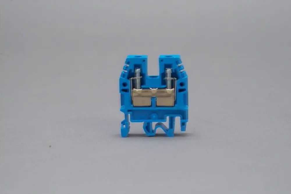 Brötje Klemme in blauer Farbe, mit einem schmalen Design und sichtbaren metallischen Kontakten. Sie scheint für elektrische Verbindungen ausgelegt zu sein.