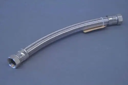 Schlauch mit flexibler Metallumwicklung und zwei Verbindungsteilen, designed für Heizungsanwendungen, hergestellt von Brötje.