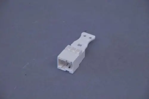 Weißer Stecker mit einer Vorrichtung zur Verbindung, hergestellt von Brötje. Er hat eine kompakte Form und ist auf grauem Hintergrund abgebildet.