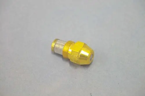 Goldfarbene Düse von Brötje mit konischer Form und einem feinen Gitter auf der Seite, auf grauem Hintergrund.