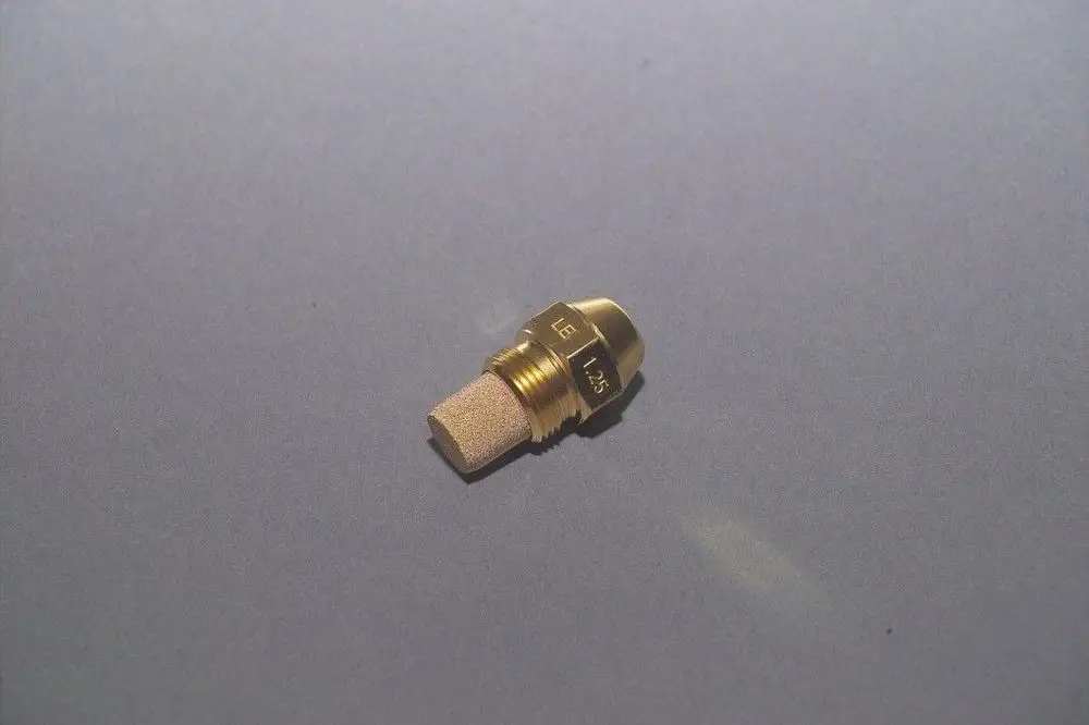 Brass-Düse von Brötje, mit einem zylindrischen Körper und einer abgerundeten Spitze, auf einer grauen Oberfläche liegend.