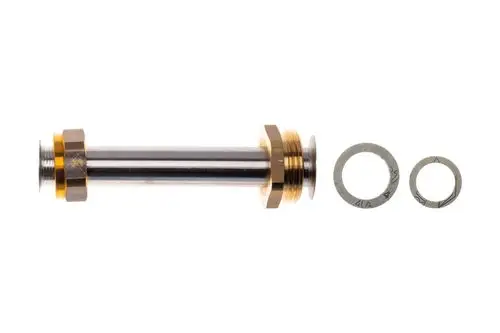 Brötje Rohrgruppe mit einem länglichen, geraden Metallprofil und zwei Unterlegscheiben. Die Verbindungselemente zeigen eine goldene und silberne Farbgebung.