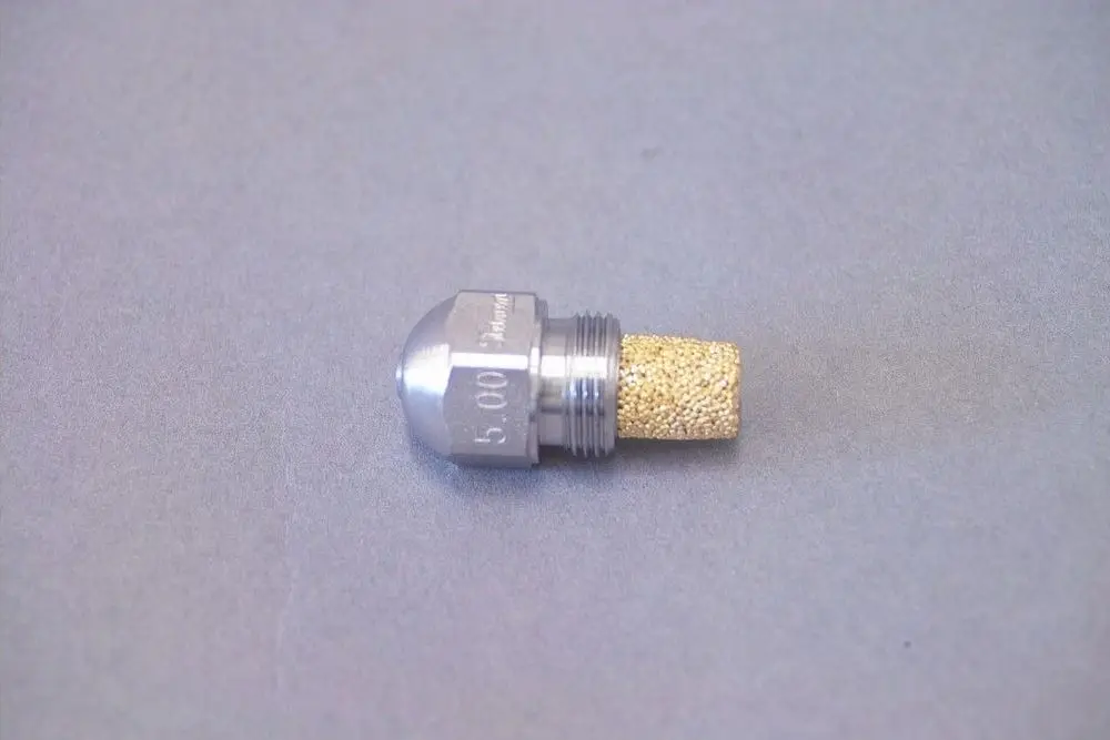 Brötje Düse aus Metall mit goldfarbener poröser Spitze, zum Einsatz in Heizsystemen. Strukturierte Oberfläche und gewindeartiger Anschluss sind sichtbar.