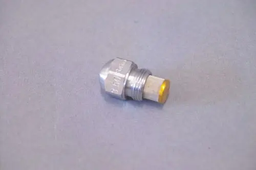 Edelstahl-Düse von Brötje mit einer runden, goldenen Spitze und einem gewindeförmigen Körper, geeignet für Heizsysteme.
