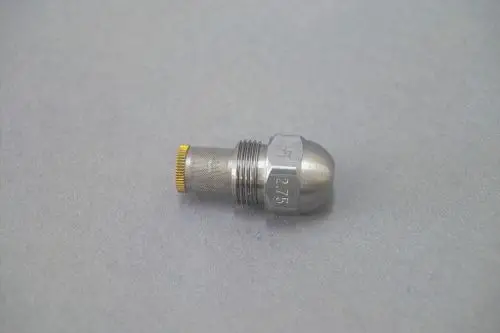 Brötje Düse aus Metall mit einer gewölbten Spitze und einem rippierten Gewinde. Die Oberfläche ist glänzend und hat eine seitliche Prägung.