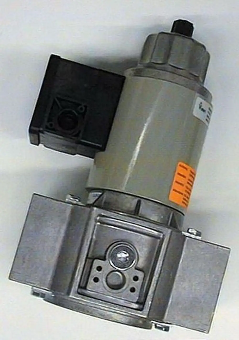 Brötje Magnetventil mit einem angeschlossenen elektrischen Steuerelement, metallischer Grundkörper und einem Anschlussbereich, der für Rohrinstallationen geeignet ist.