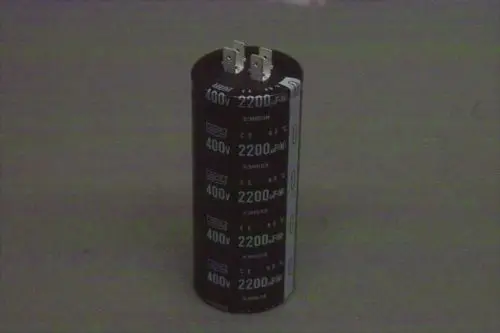 Schwarzer Elektrolytkondensator von Brötje mit zwei Anschlussbeinchen, Beschriftung für Spannung von 400V und Kapazität von 2200μF, zylindrische Form.