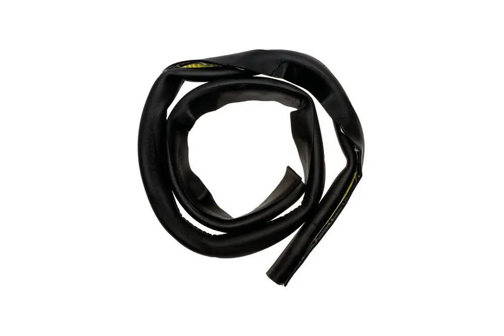Schwarze Kälteisolierung von Brötje, spiralig gelegt, aus flexiblem Material für Leitungen oder Rohre, auf weißem Hintergrund.
