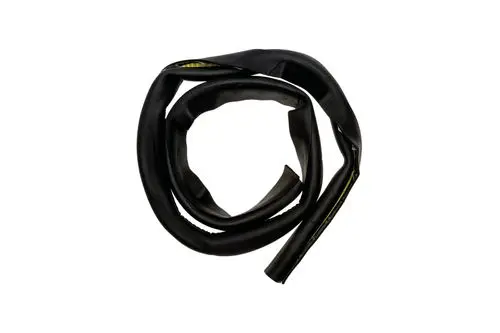 Schwarze Kälteisolierung von Brötje, spiralig gelegt, aus flexiblem Material für Leitungen oder Rohre, auf weißem Hintergrund.